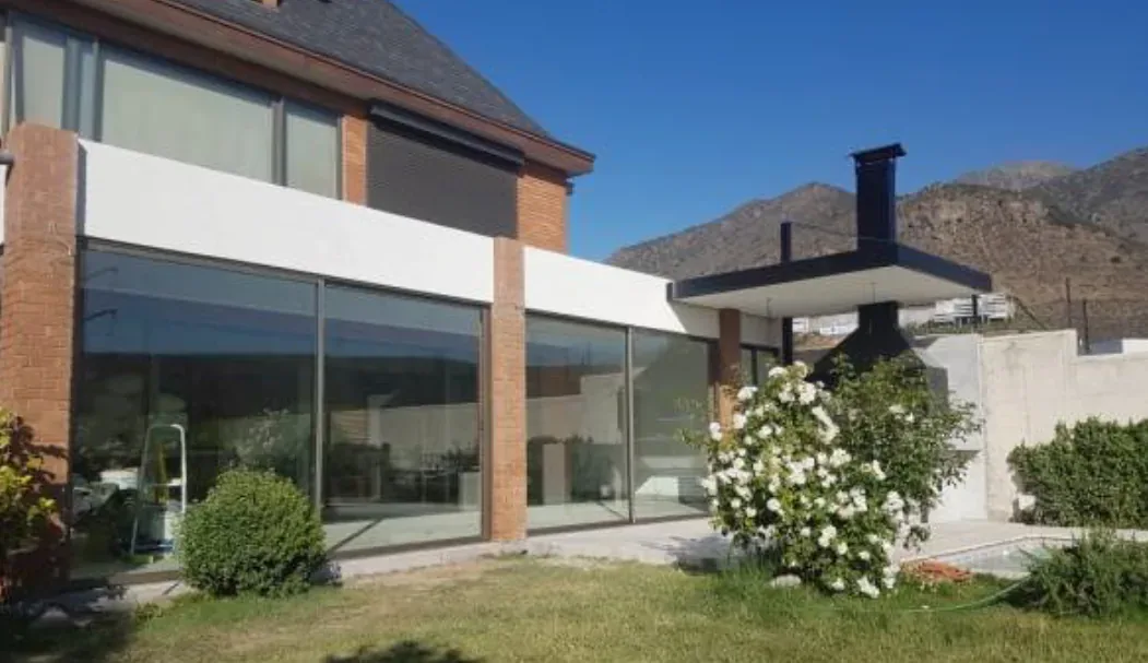 Vivienda con ventanales